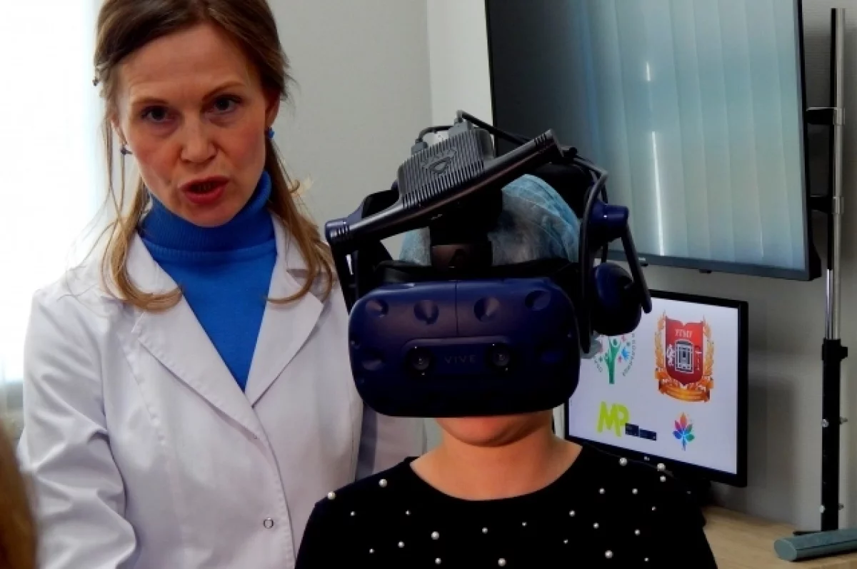 Врач-невролог ОДКБ № 1 Оксана Корякина рассказывает о том, как игры виртуальной реальности помогли Рите обрести более уверенную походку.