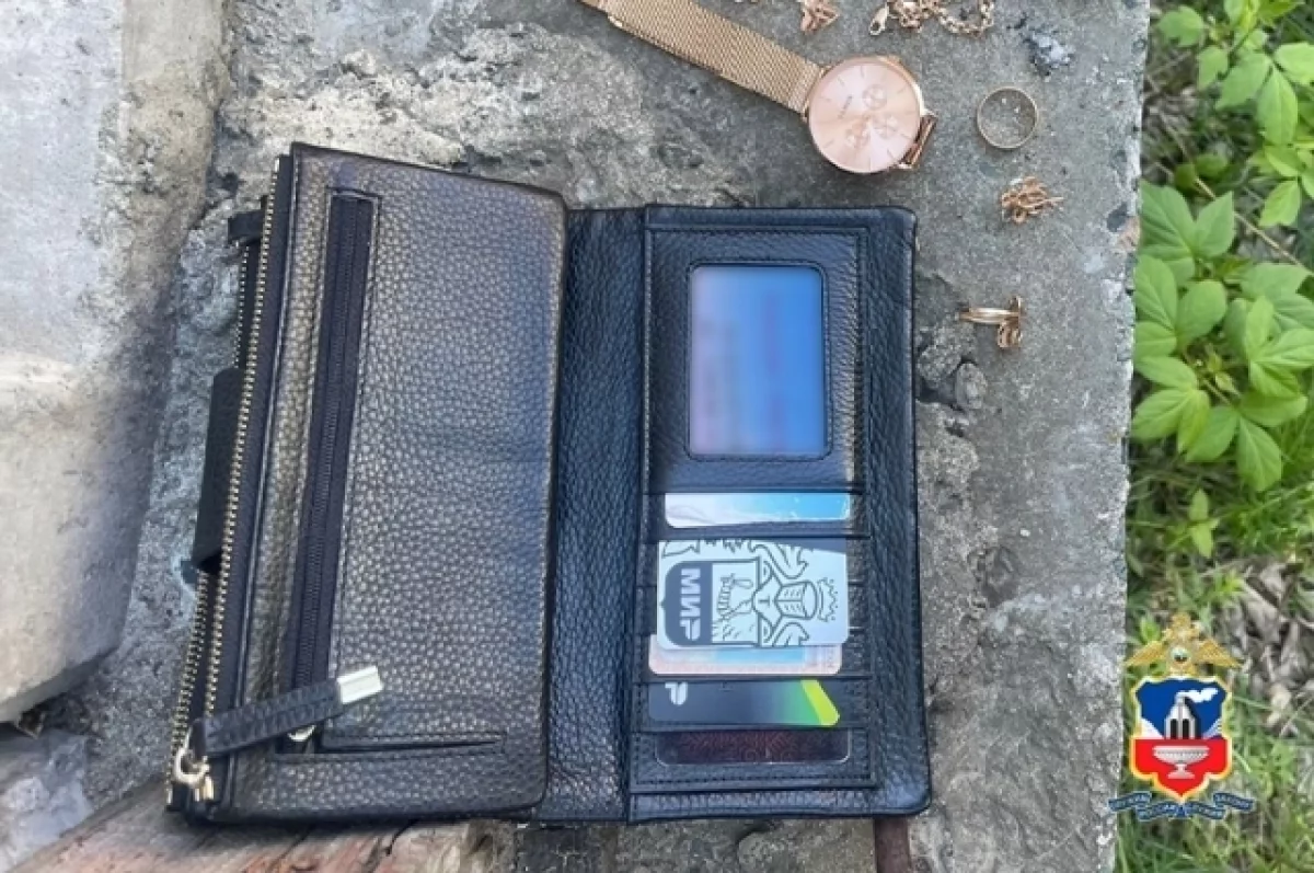 В Алтайском крае расклейщик объявлений нашел сумку, набитую деньгами