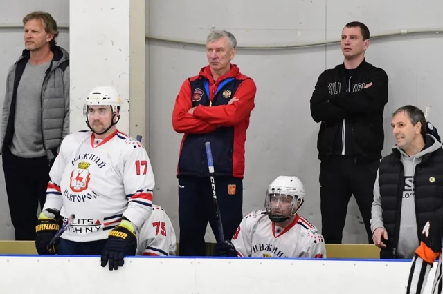 На протяжении нескольких лет Владимир Федосов (на фото - третий слева) работает главным тренером ХК «Нижний Новгород».
