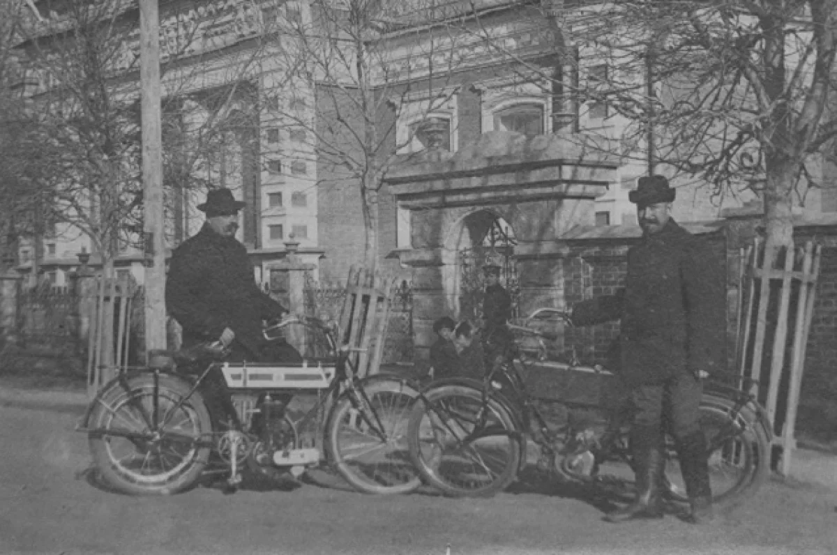 Первые уральские мотоциклисты.