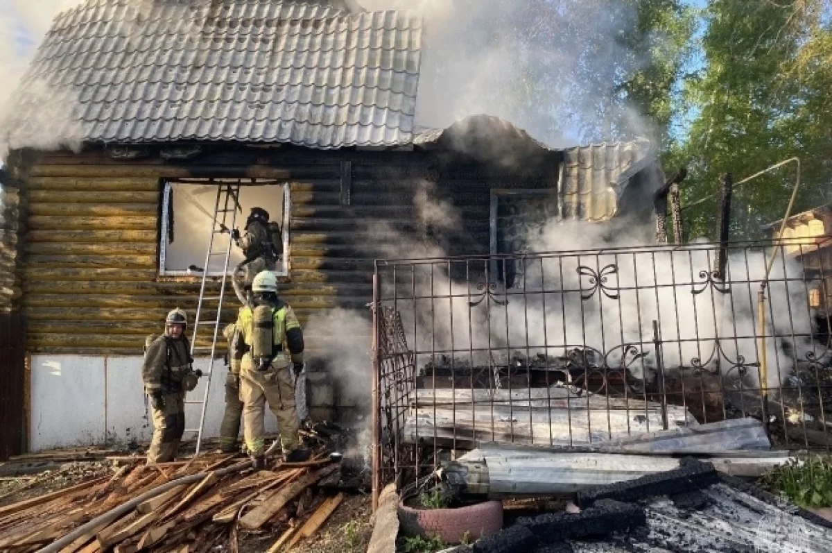 Два человека пострадали при пожаре в частном доме в Барнауле