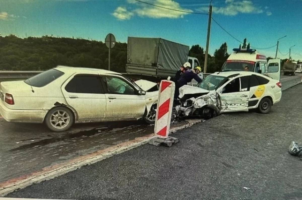 В Ростовской области в ДТП пострадали водитель и пассажир легкового авто