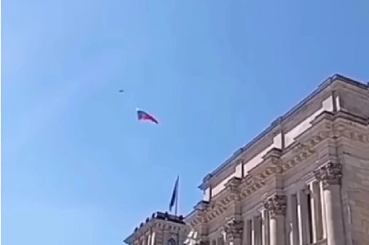 Российский флаг подняли над Рейхстагом с помощью дрона