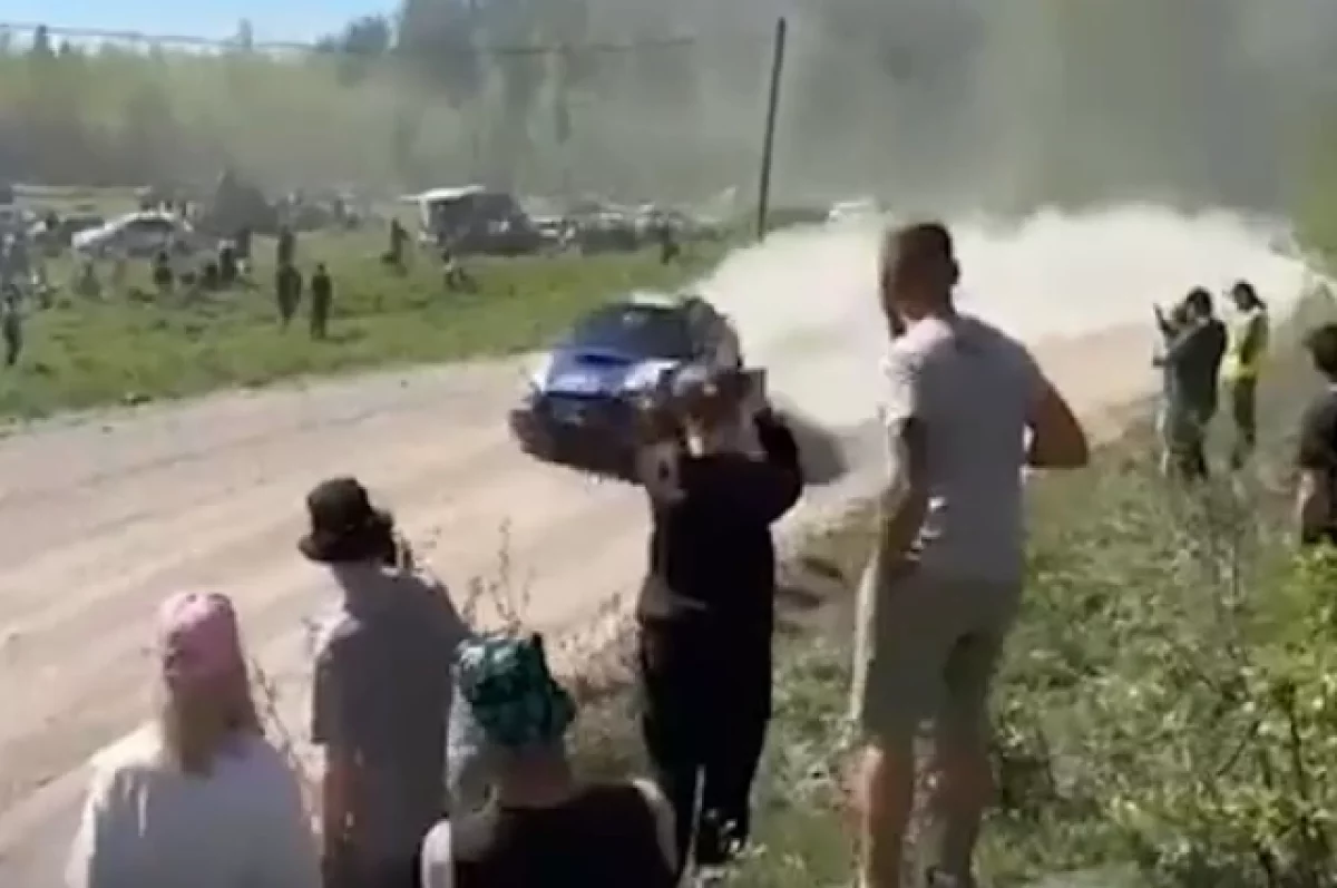 Автомобиль влетел в толпу зрителей на гонках под Санкт-Петербургом