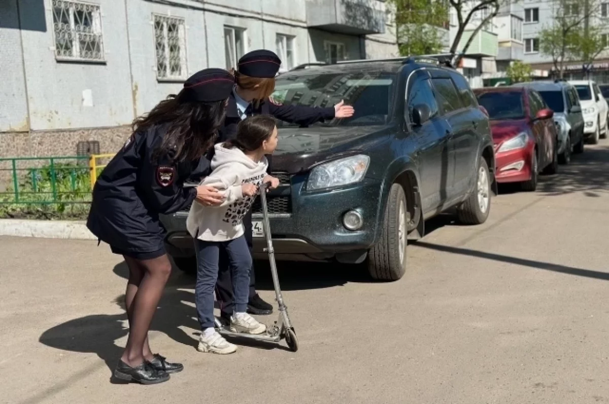 Красноярские полицейские провели выездной урок безопасности во дворах | АиФ  Красноярск