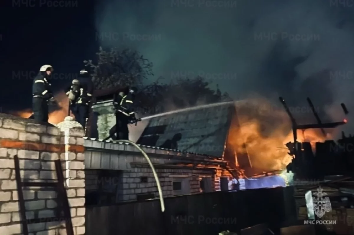 Сотрудники МЧС эвакуировали 60 человек на ночном пожаре в брянском Сельцо