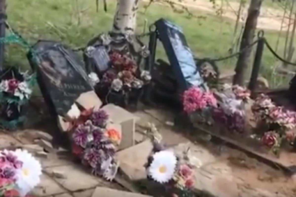 Трех школьников задержали за повреждения 47 могил под Вологдой