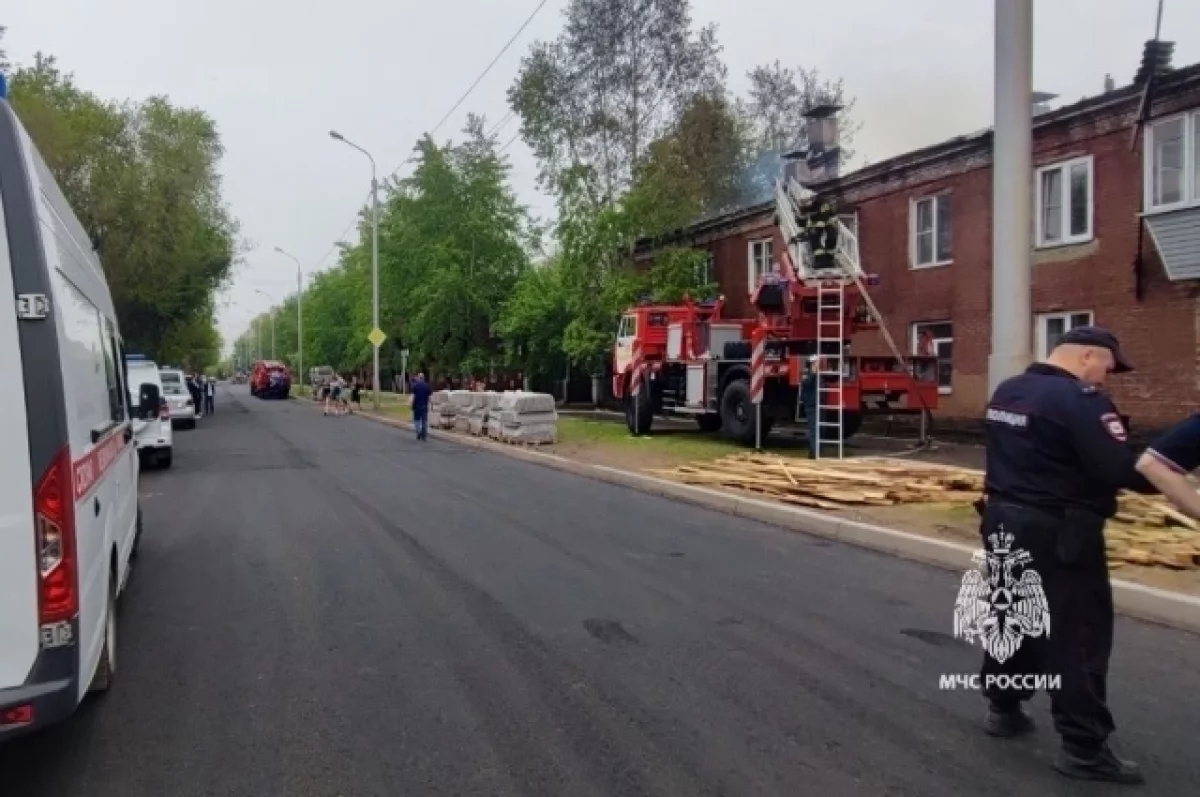 В Красноярске у двухэтажки на Паровозной сгорела крыша | АиФ Красноярск