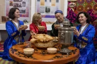 Югорчане примерили национальные костюмы. 
