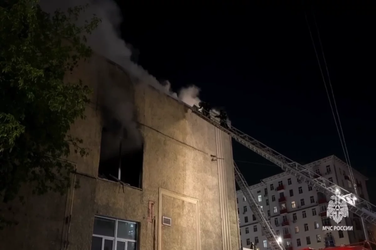 Спасатели ликвидируют пожар в торгово-офисном здании на востоке Москвы