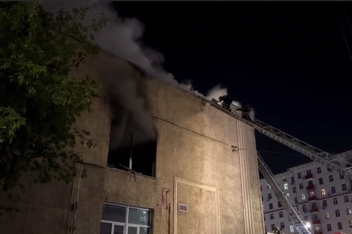 Спасатели МЧС России локализовали пожар в здании на востоке Москвы