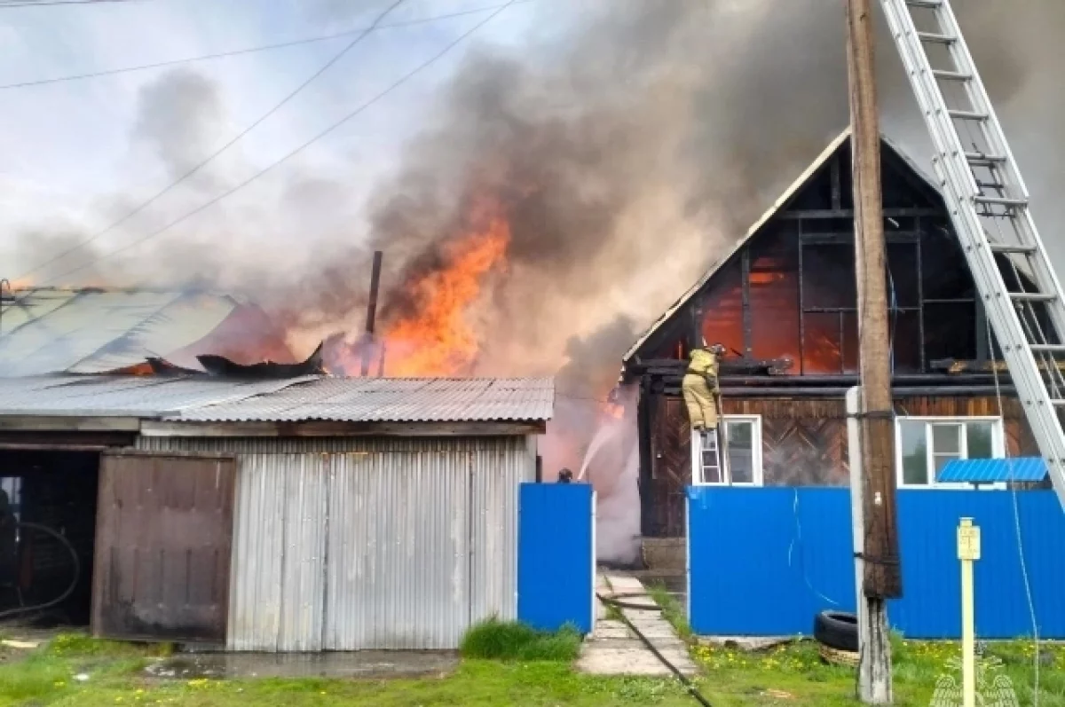 Мощный пожар охватил сразу два дома в Новоалтайске