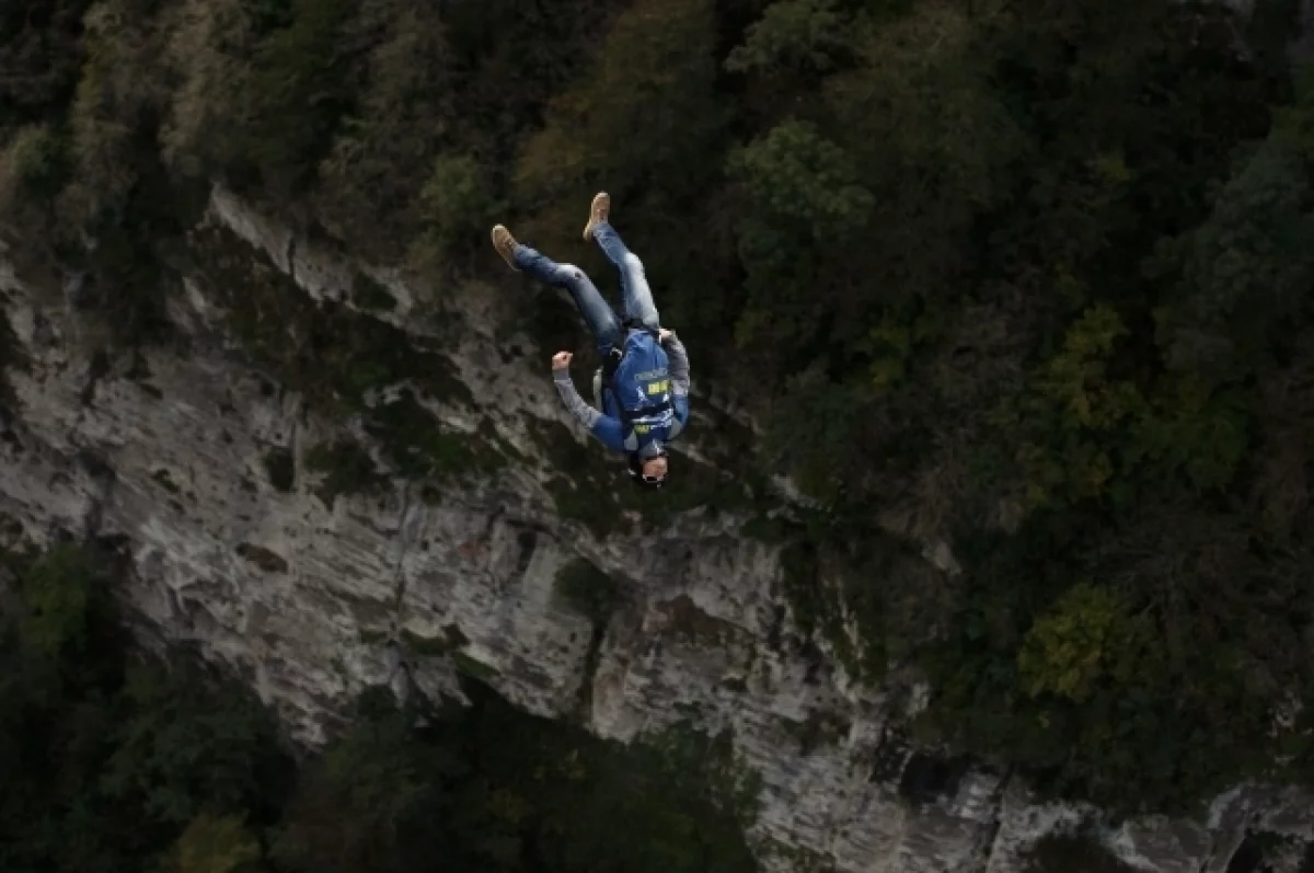 Бейсджампер из Подмосковья разбился, прыгнув с горы Ликоран в КБР