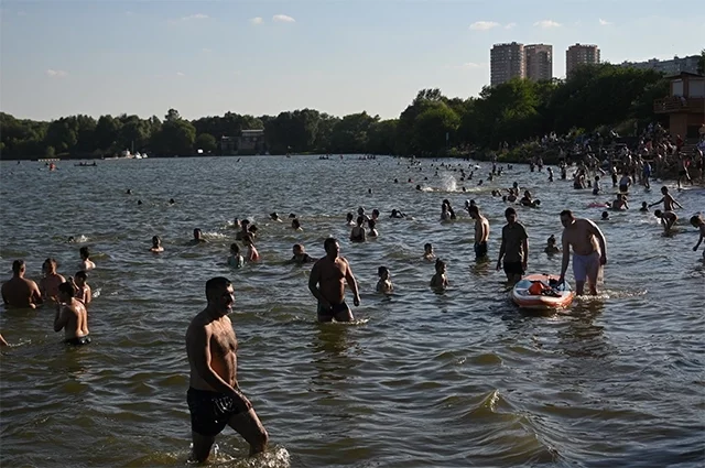 Отдыхающие купаются в Строгинском заливе в Москве. 2023 г.