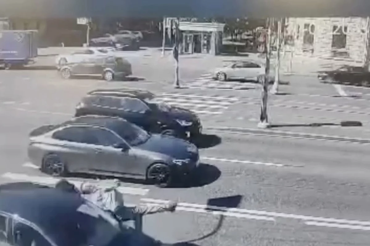 В Петербурге мужчина украл сумку и тут же угодил под автомобиль