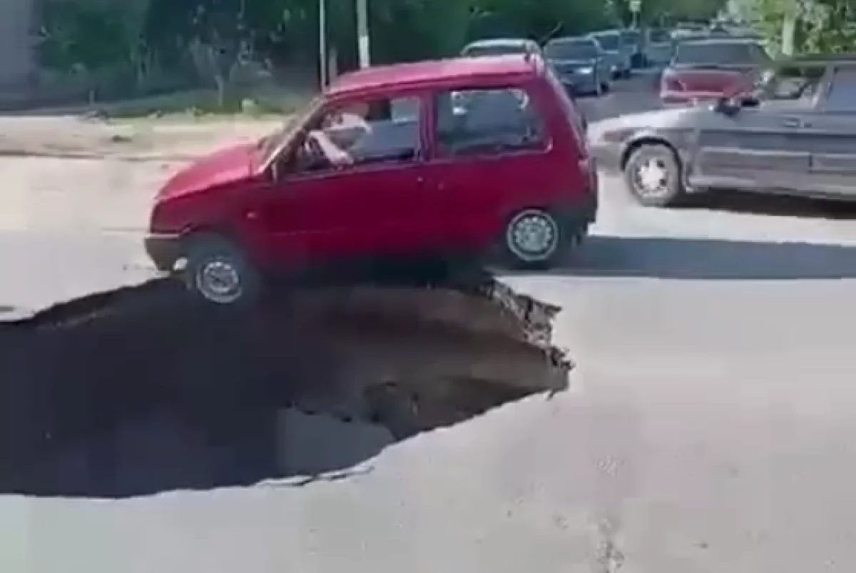 В Урюпинске попал на видео въехавший в провал у городского парка автомобиль  | АиФ Волгоград