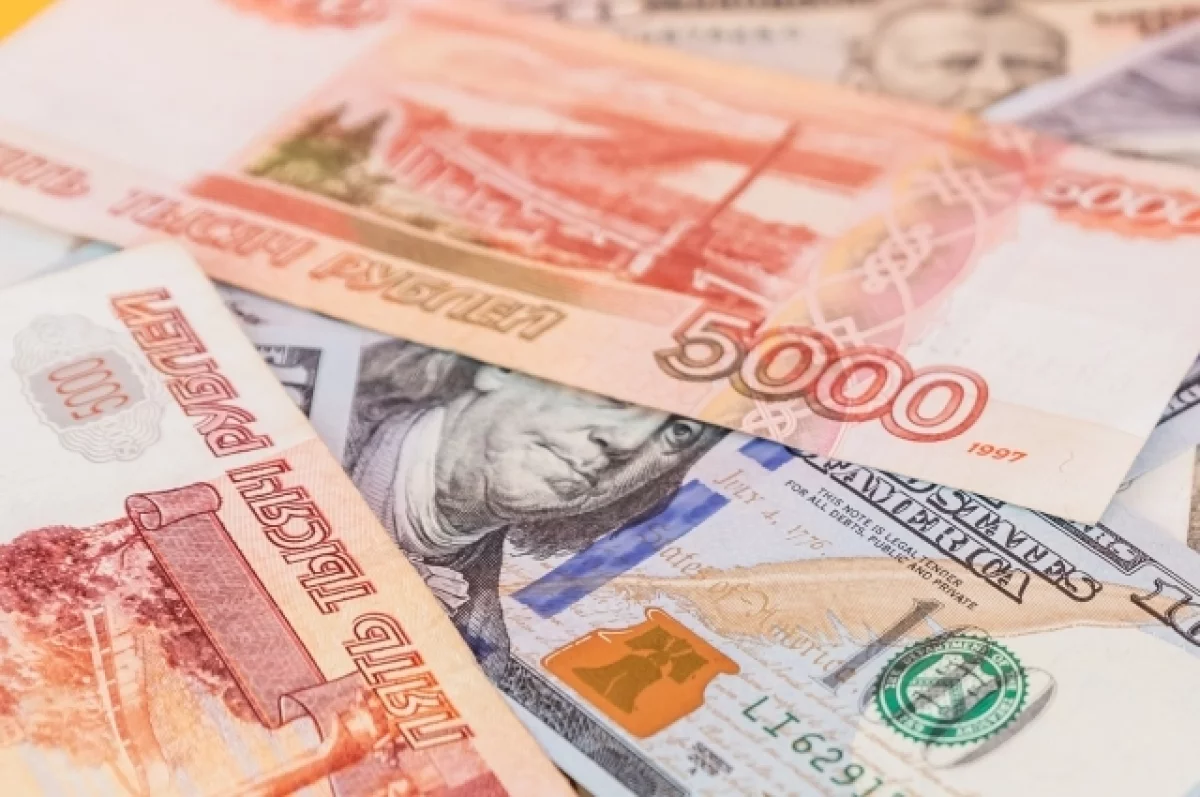 Курс евро впервые с 8 мая опустился ниже 98 рублей