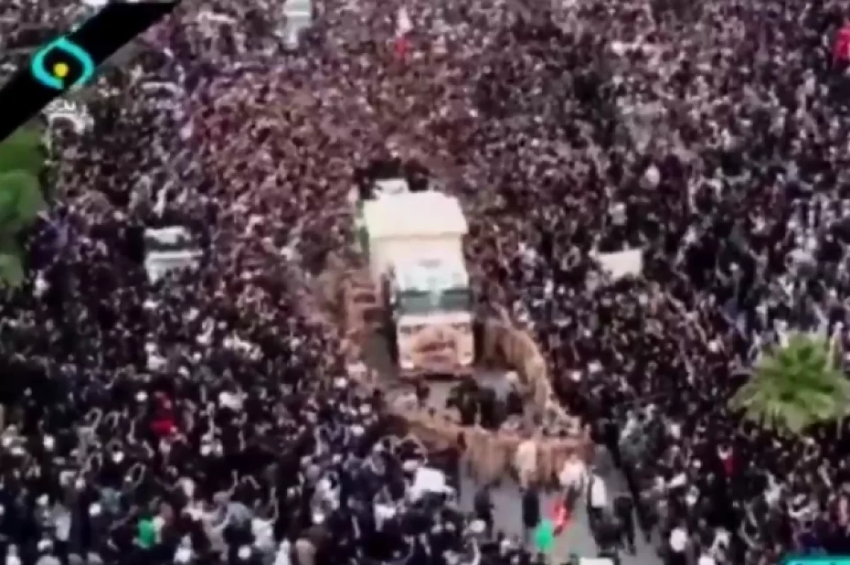 В Куме тысячи людей пришли проститься с погибшим президентом Ирана Раиси