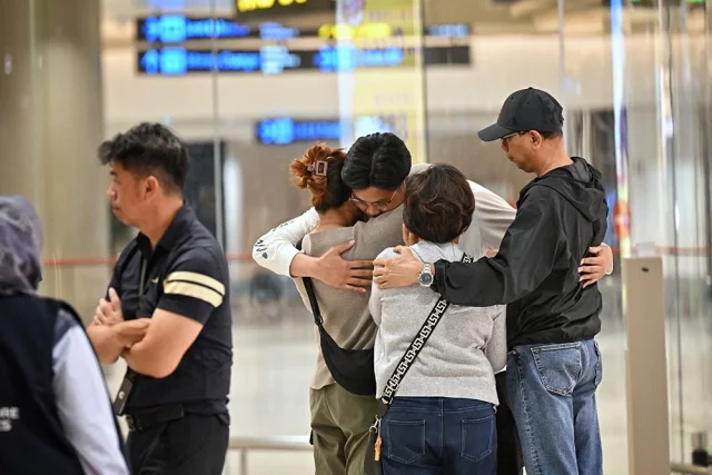 Самолет Singapore Airlines попал в сильную турбулентность: двое погибших