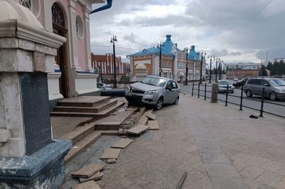 Пьяная женщина на Chevrolet чуть не врезалась в часовню на Ленина в Томске  | АиФ Томск