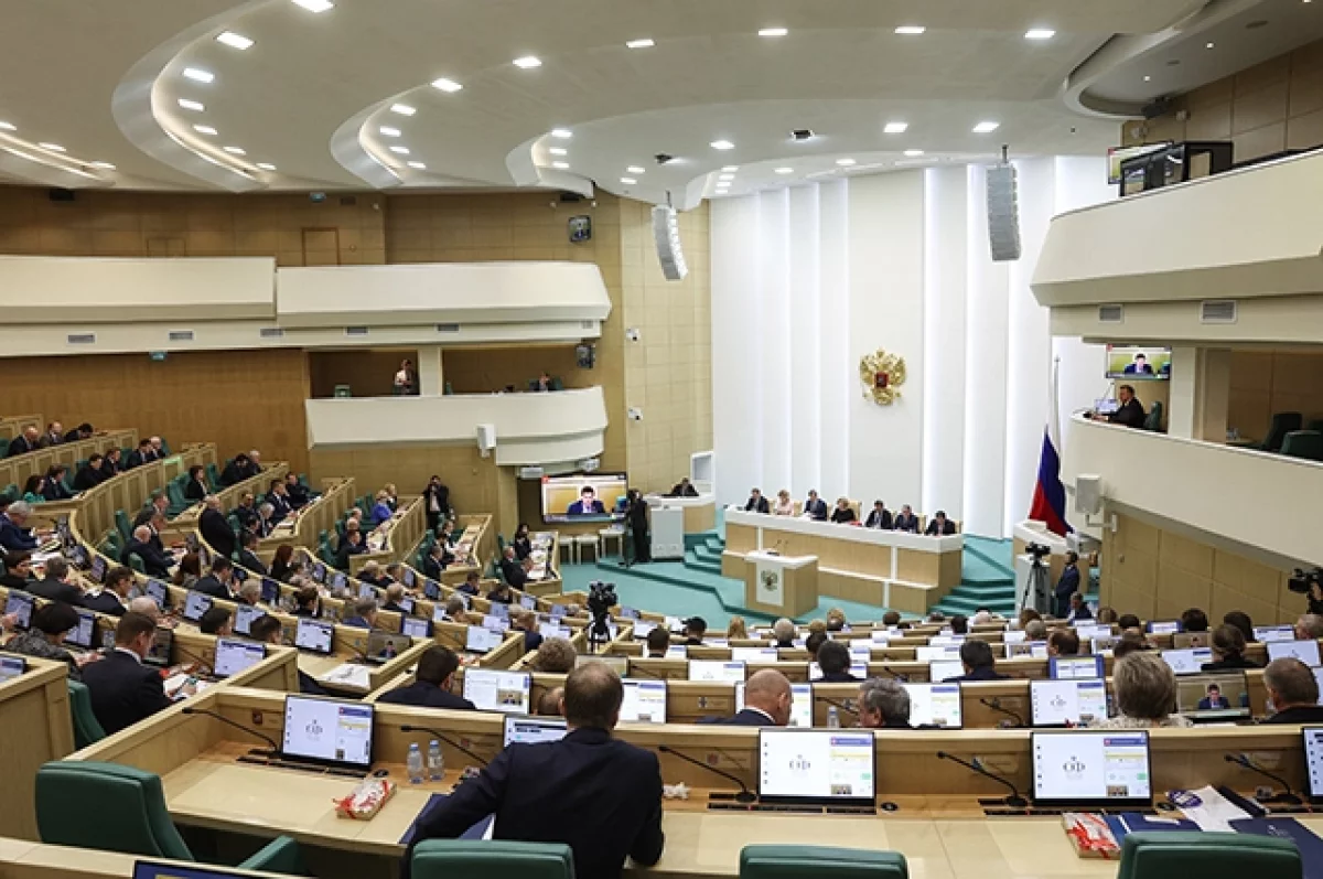 Совет Федерации одобрил закон о соцподдержке родных погибших Героев России