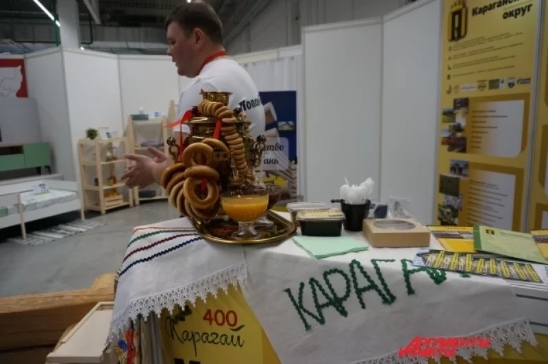 Представители Карагайского округа угощают мёдом и сырами.