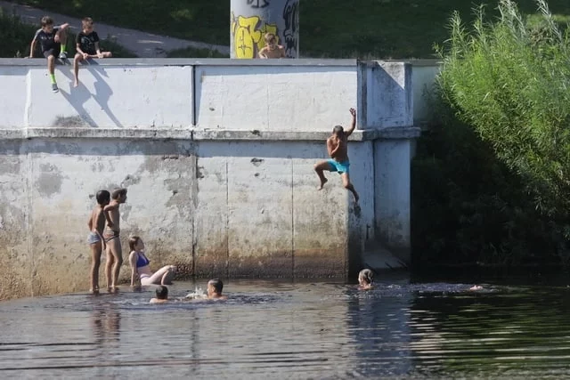 Многие дети во время каникул предоставлены сами себе. 