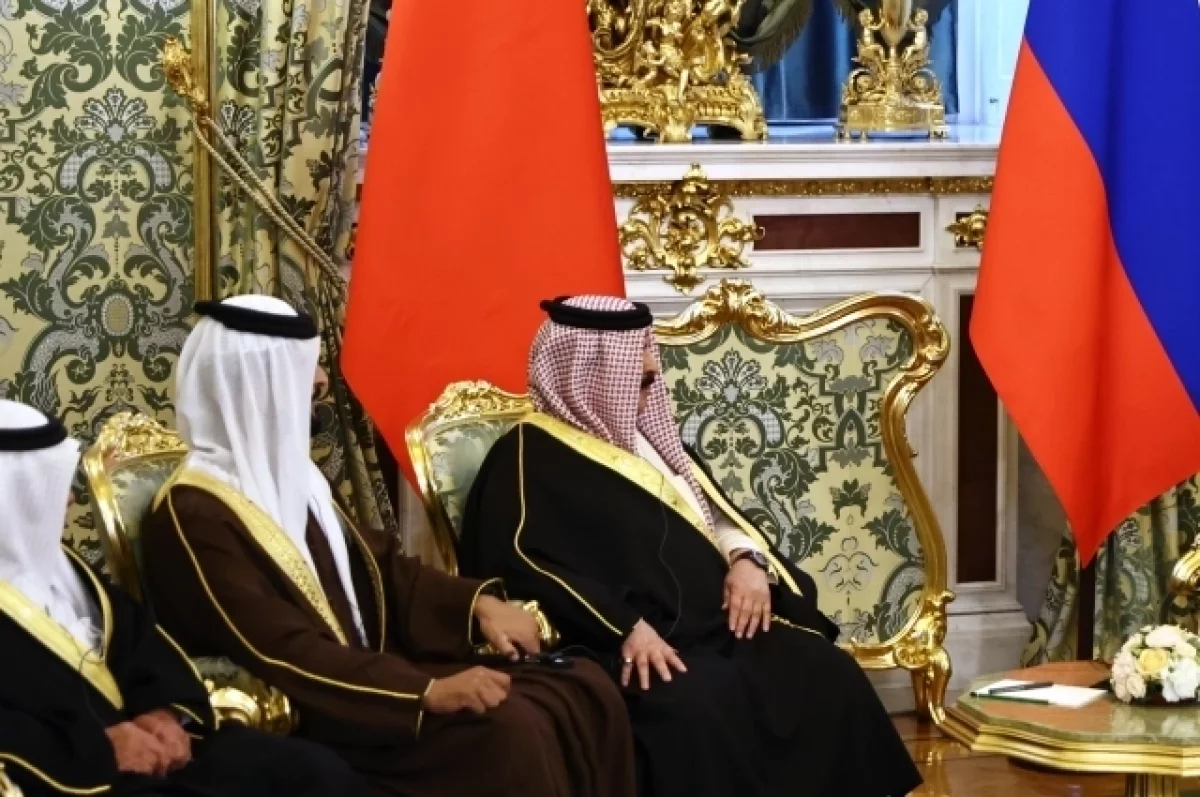 Путин помог королю Бахрейна разобраться с устройством для перевода
