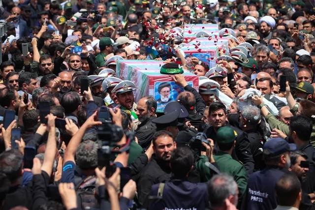 Тысячи людей в Мешхеде на похоронах президента Ирана Эбрахима Раиси