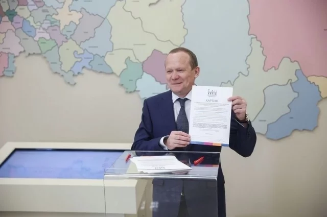 Виктор Зобнев подписал хартию от Алтайского края.