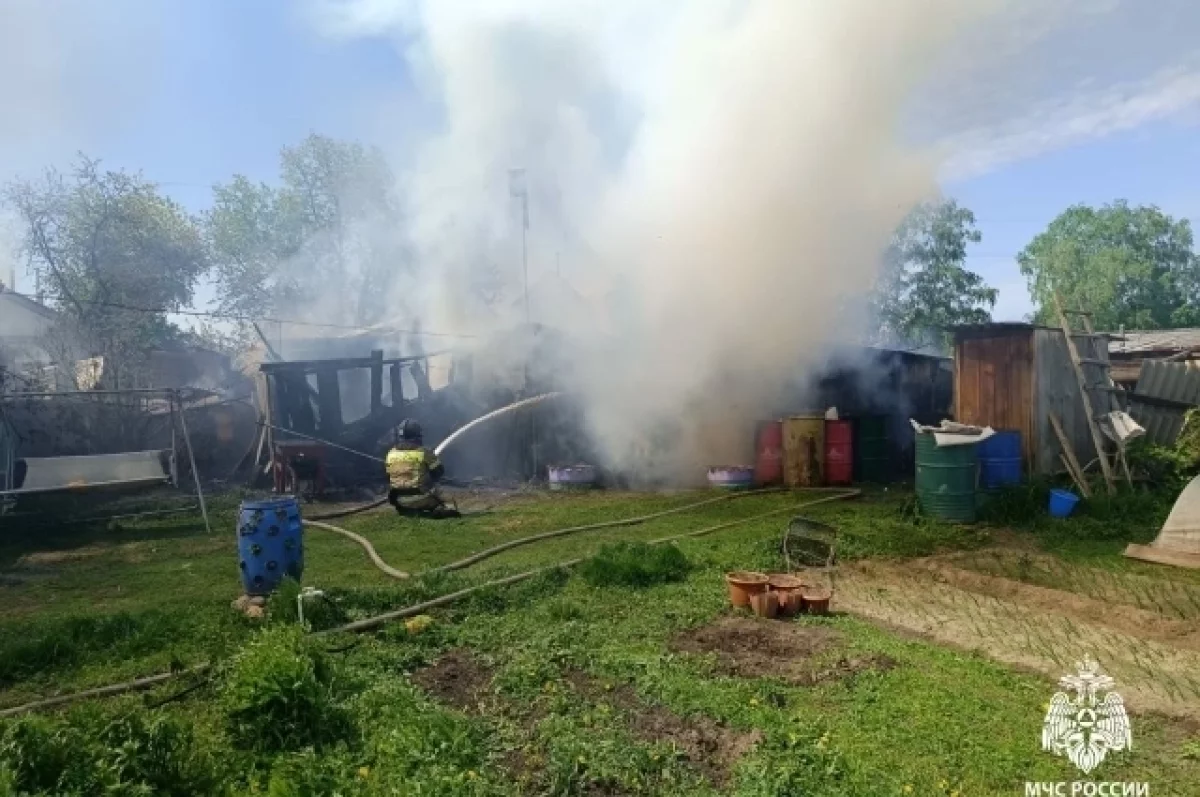 На Алтае жильцы успели выскочить из охваченного огнем дома