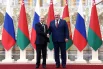 Президент РФ Владимир Путин и президент Белоруссии Александр Лукашенко (справа) на церемонии официальной встречи в Минске.