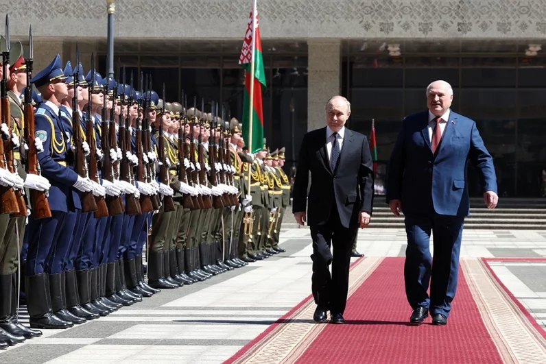 Президент РФ Владимир Путин и президент Белоруссии Александр Лукашенко (справа) на церемонии официальной встречи в Минске.