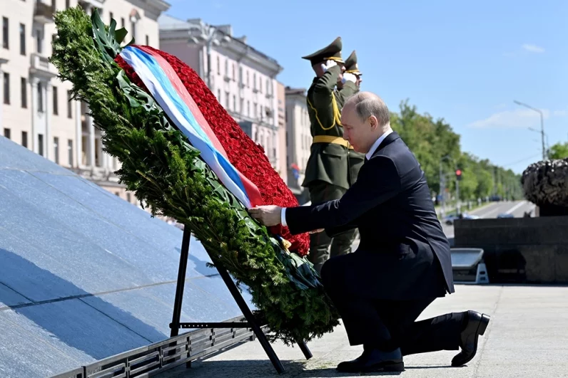 Президент РФ Владимир Путин на церемонии возложения венка к монументу Победы в Минске.