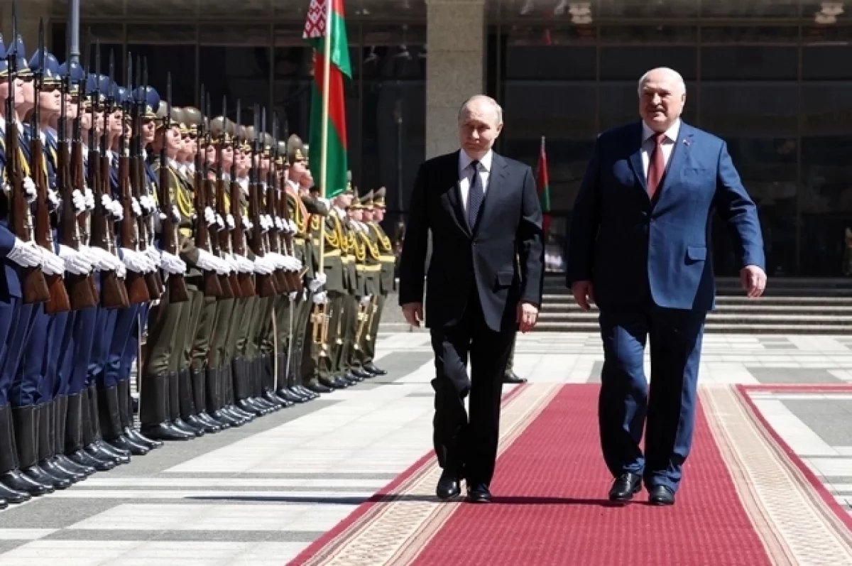 Лукашенко лично проводил Путина в аэропорт Минска