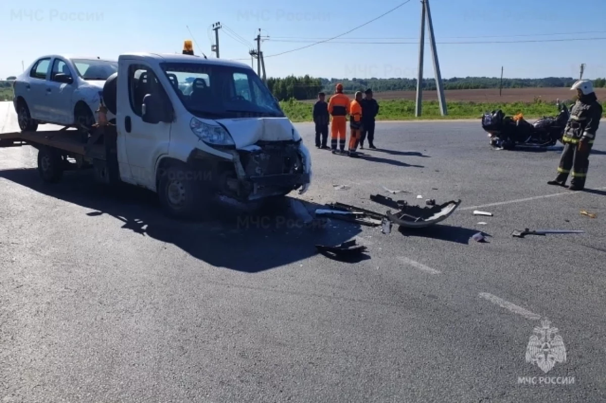 Утром 25 мая в Брянской области мотоциклист разбился в ДТП с эвакуатором