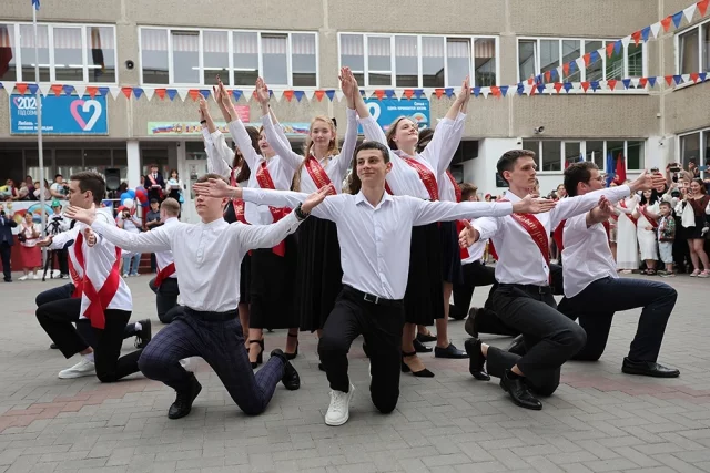«Последний звонок» в школах России