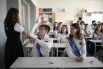 Выпускники 11-го класса во время торжественной линейки, посвященной окончанию учебного года в средней общеобразовательной школе № 220 имени К. Д. Ушинского в Новосибирске.