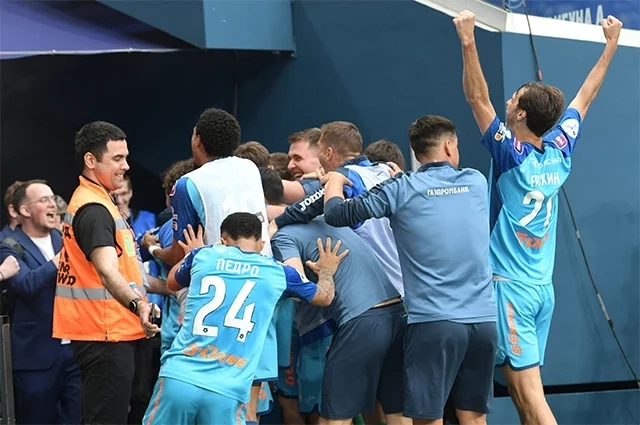 Игроки ФК «Зенит» радуются победе.