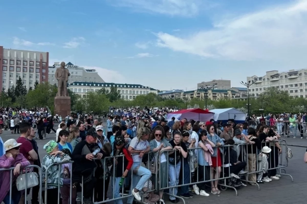 Сотни горожан пришли к началу концерта на центральной площади Читы | АиФ  Чита