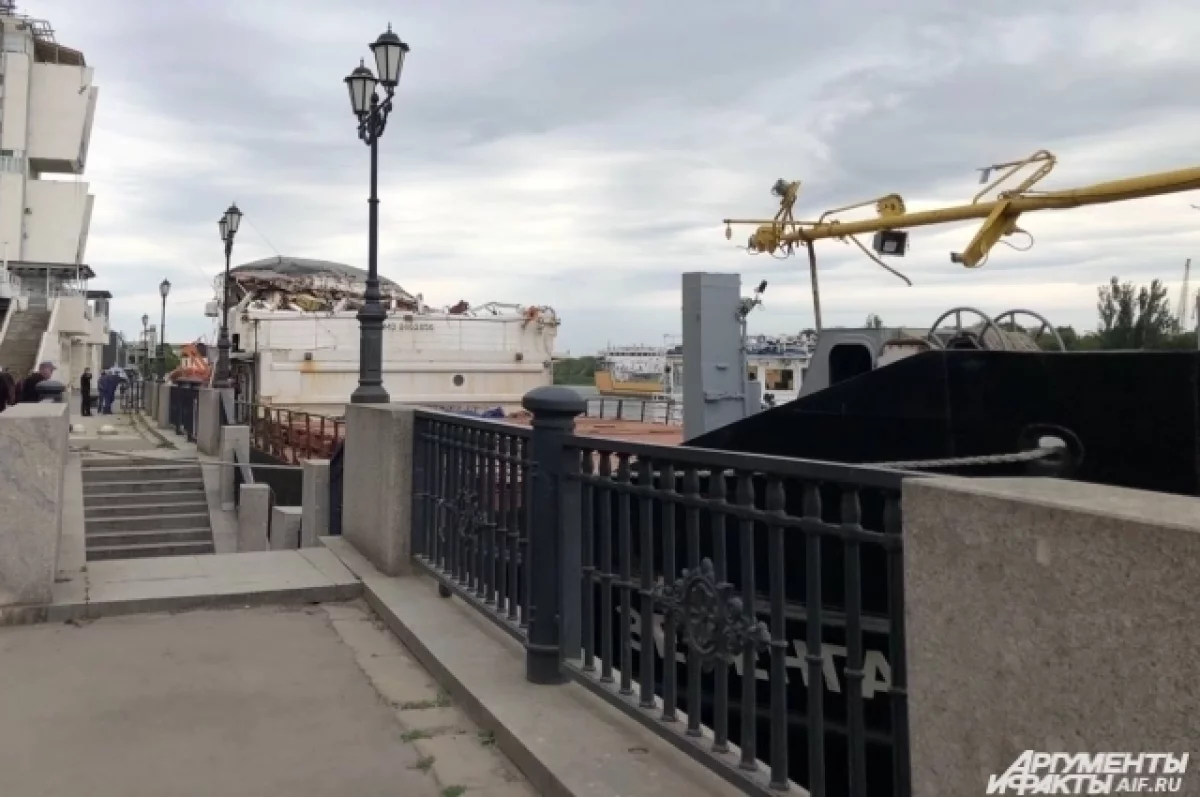 В Ростове сухогруз врезался в опору железнодорожного моста