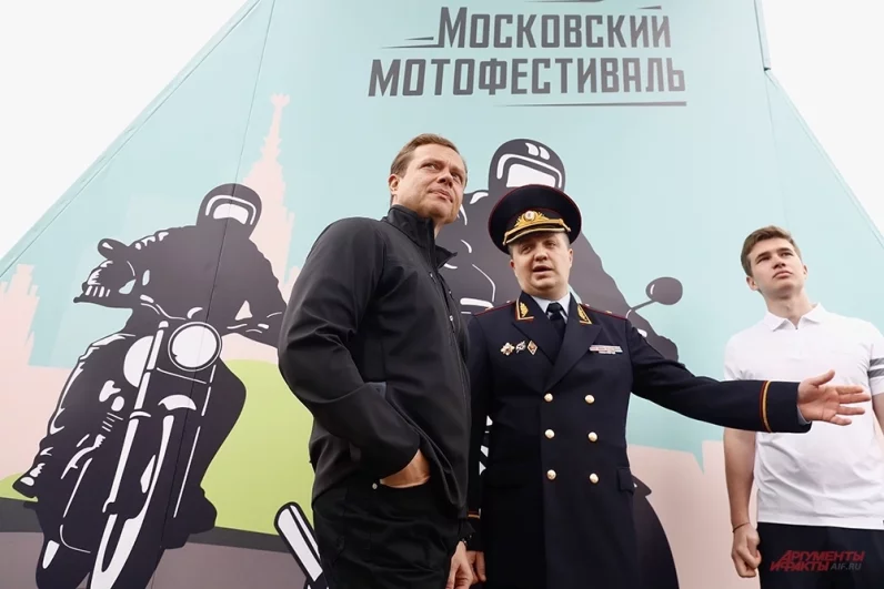 Заместитель мэра Москвы по вопросам транспорта Максим Ликсутов (слева) на Московском мотофестивале, приуроченном к открытию байкерского сезона.