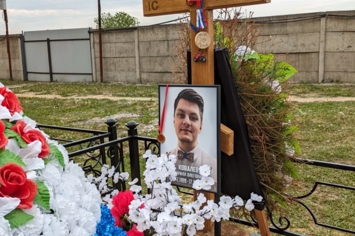 Могила утопает в цветах. 40 дней прошло с убийства байкера Ковалева
