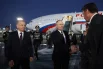 Президент РФ Владимир Путин и президент Узбекистана Шавкат Мирзиёев (слева) во время встречи в аэропорту Ташкента.