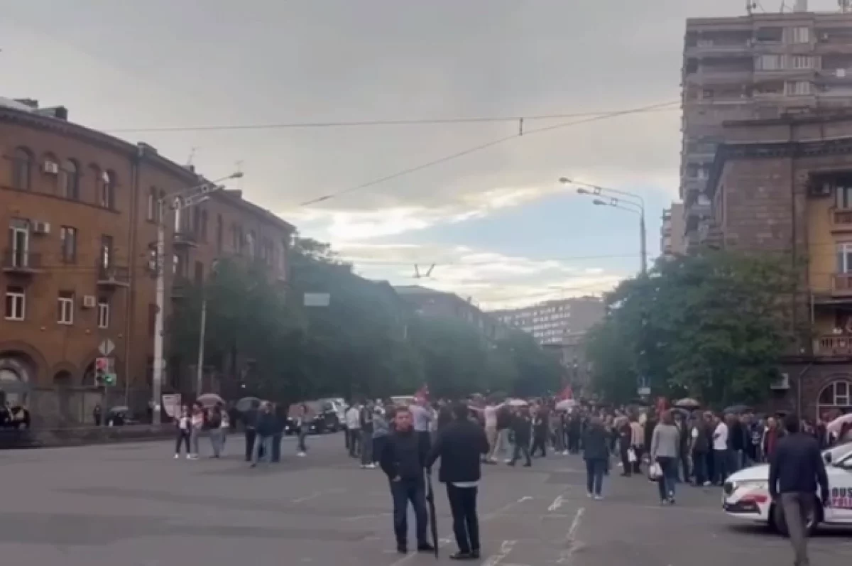 Протестующие выдвинулись к правительственной даче Пашиняна в Ереване