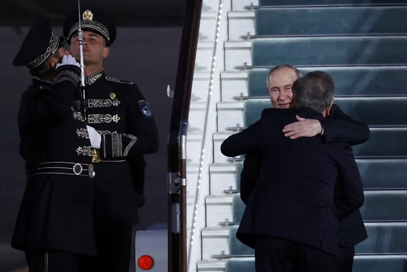 Президент РФ Владимир Путин и президент Узбекистана Шавкат Мирзиёев во время встречи в аэропорту Ташкента.