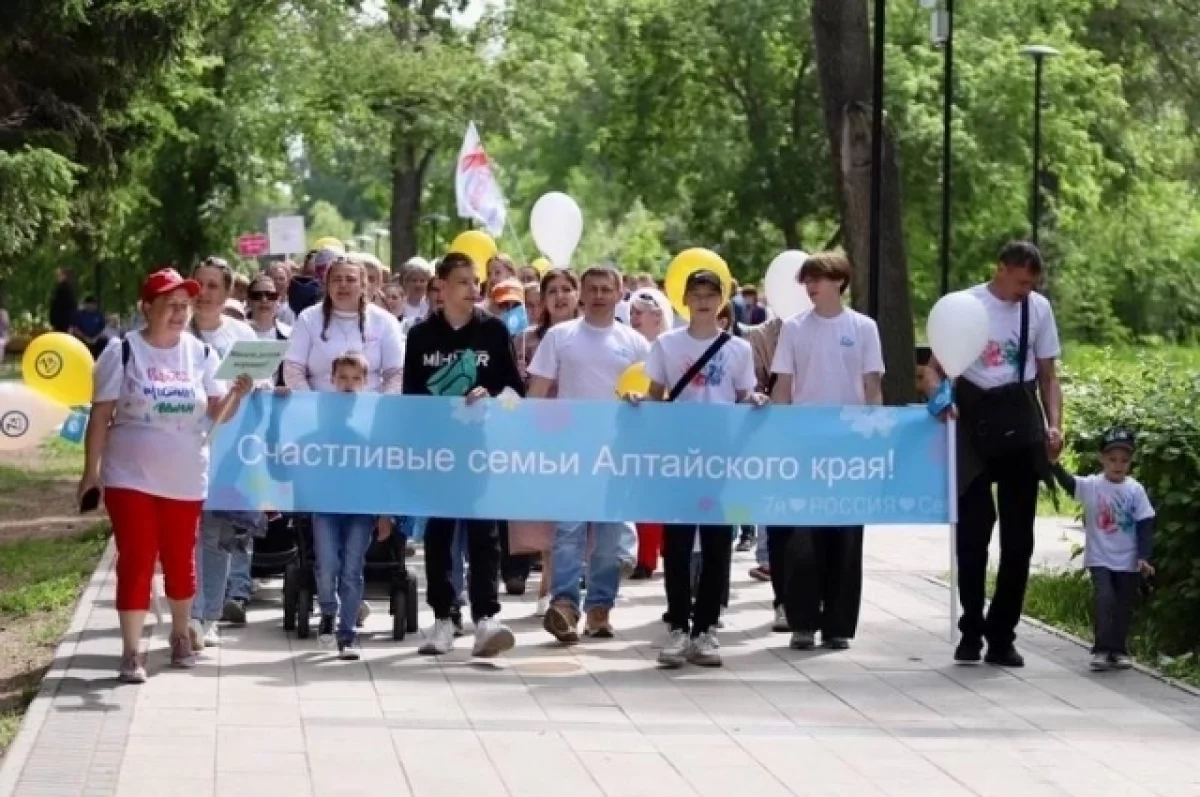 В Алтайском крае впервые провели парад счастливых семей