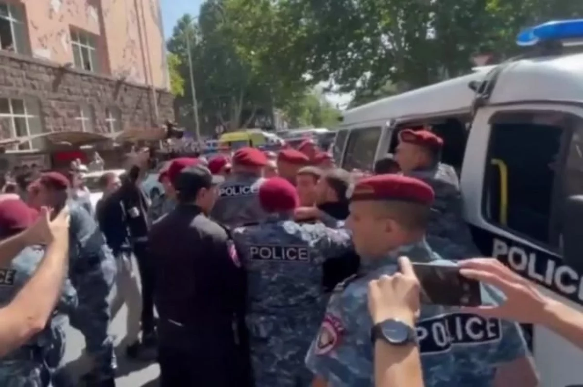 Полиция Армении задержала 67 протестующих