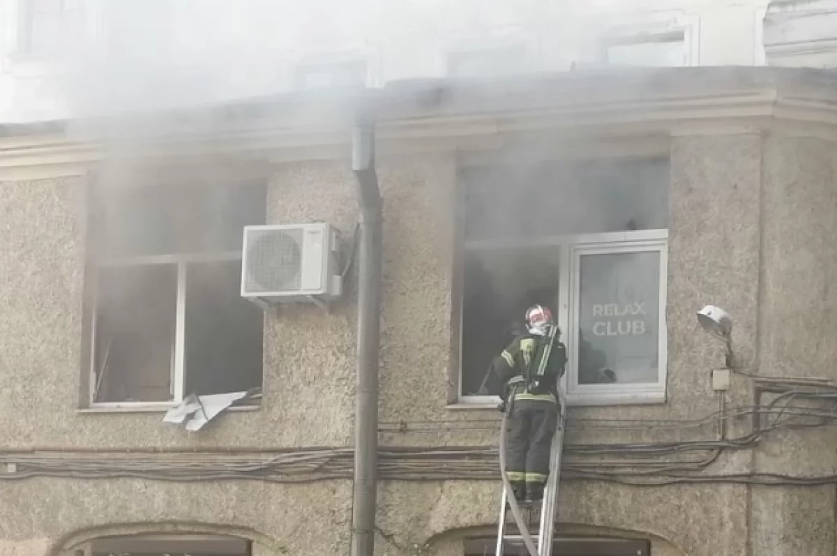 В центре Петербурга тушат горящий стриптиз-клуб на Рубинштейна | АиФ  Санкт-Петербург