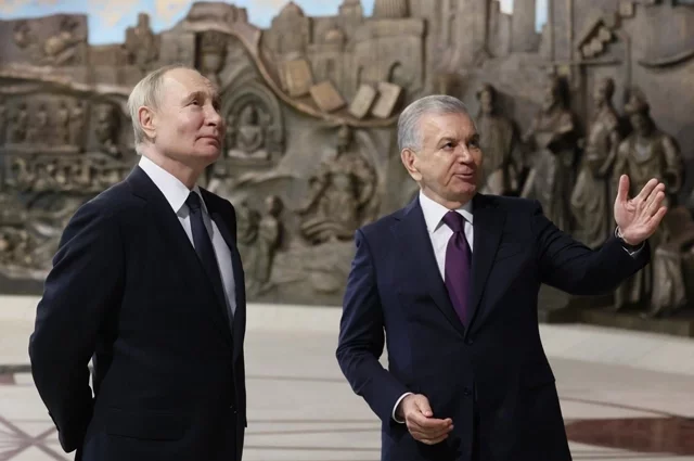 Президент РФ Владимир Путин и президент Узбекистана Шавкат Мирзиеев во время посещения парка «Новый Узбекистан» в Ташкенте
